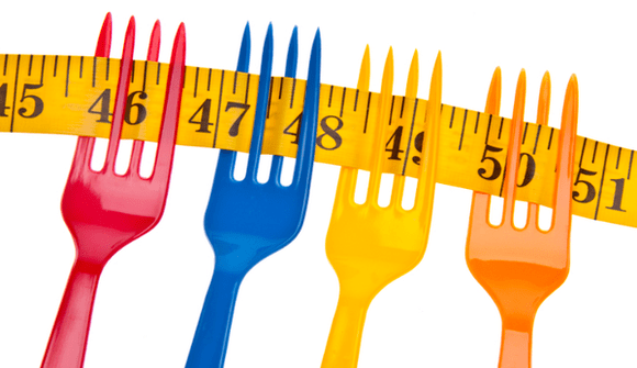 Os centímetros nos garfos simbolizan a perda de peso na dieta Dukan