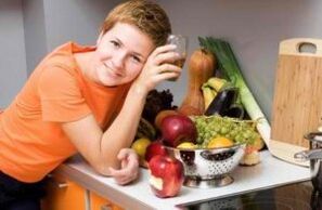 Nenas nunha mesa con produtos útiles